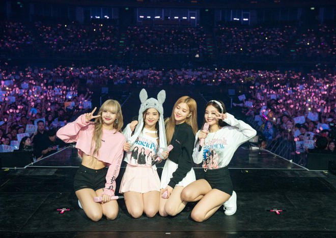 Hồi 2016, các thành viên Red Velvet đã là fan cứng của BLACKPINK, còn mặc áo tên fanclub lên sân khấu trình diễn như thật? - Ảnh 2.
