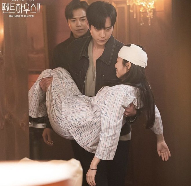 Chưa hết hụt hẫng vì cái kết í ẹ của Penthouse 2, bồi bổ ngay bằng loạt ảnh hậu trường cưng xỉu này! - Ảnh 7.