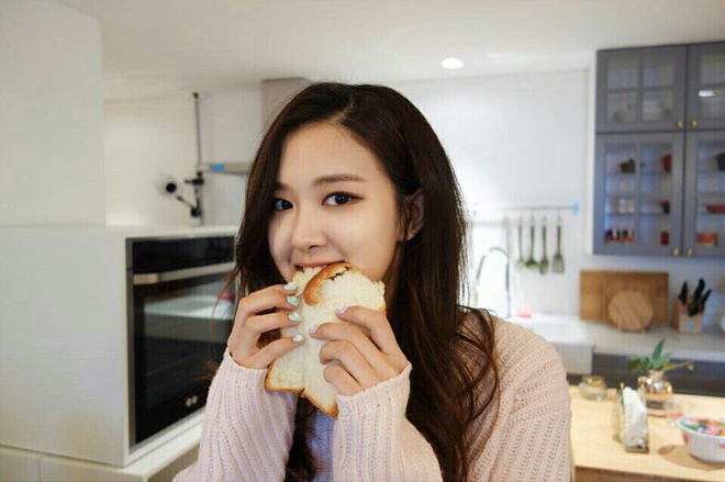 Rosé (BLACKPINK) mê mẩn cách ăn kim chi tuy lạ mà ngon, thú nhận thèm nhiều món ở Hàn Quốc không có - Ảnh 5.