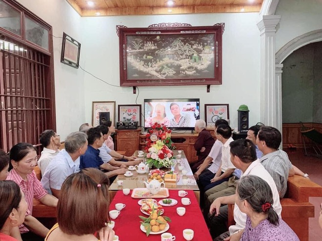 Vì dịch Covid-19, một cặp đôi người Việt tổ chức đám hỏi qua livestream gây bão cộng đồng mạng vì quá đáng yêu, ông bà ta giờ cũng sành công nghệ rồi! - Ảnh 1.