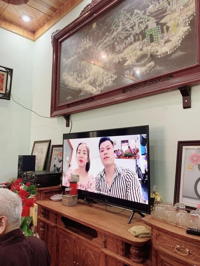 Vì dịch Covid-19, một cặp đôi người Việt tổ chức đám hỏi qua livestream gây bão cộng đồng mạng vì quá đáng yêu, ông bà ta giờ cũng sành công nghệ rồi! - Ảnh 3.