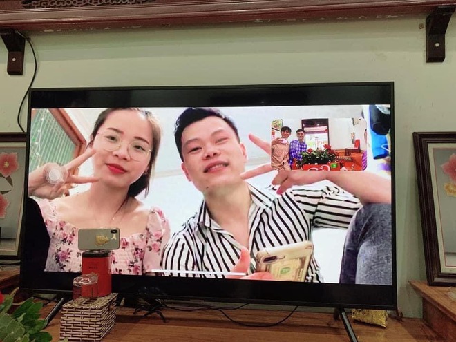 Vì dịch Covid-19, một cặp đôi người Việt tổ chức đám hỏi qua livestream gây bão cộng đồng mạng vì quá đáng yêu, ông bà ta giờ cũng sành công nghệ rồi! - Ảnh 2.