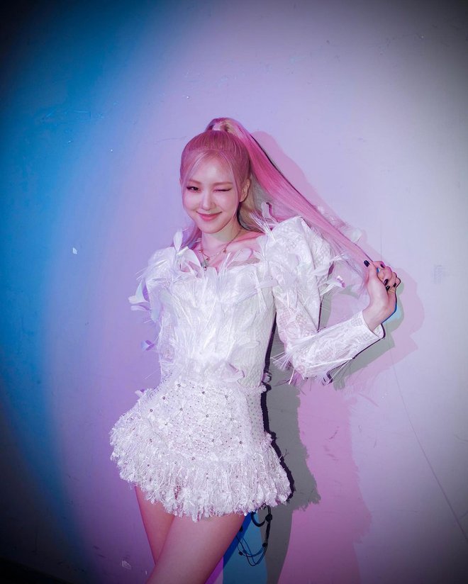 Rosé (BLACKPINK) đẹp nức nở như thiên nga trắng, nhưng cặp dancer sinh đôi mlem chiếm spotlight trong ảnh hậu trường mất rồi - Ảnh 4.