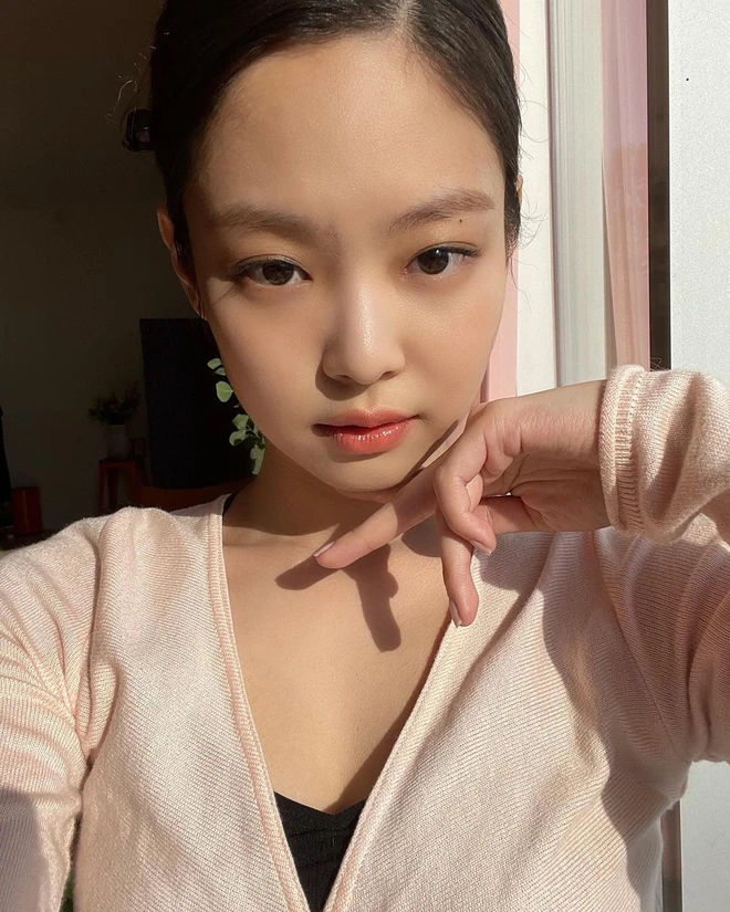 Jennie bung lụa trên Instagram sau tin hẹn hò G-Dragon: Mặt xinh hút hồn chưa hot bằng vòng 1 căng đầy ở hậu trường - Ảnh 2.