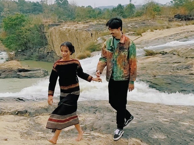 Đen Vâu đăng ảnh nắm tay H Lisa Niê đúng ngày 8/3, còn thả thính các thứ nhưng nhìn kiểu gì cũng thấy sai sai! - Ảnh 1.