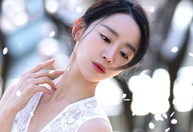 Shin Hye Sun ẵm hai đề cử Baeksang dù Mr. Queen bay màu vì xuyên tạc lịch sử - Ảnh 4.