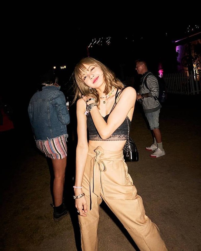 Coachella chính là thời kỳ “huyền thoại” nhan sắc của Lisa: Body và visual  lu mờ cả 3 “mẩu” BLACKPINK, người Mỹ cũng phải gọi là “nữ thần tóc mái”