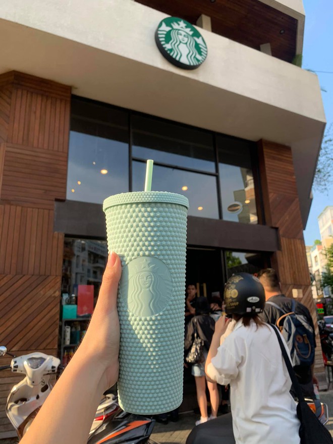 Hoá ra Starbucks Vietnam đã lường trước việc sản phẩm của mình bị đầu cơ tích trữ, tất cả là nhờ chi tiết hiếm người để ý này - Ảnh 2.