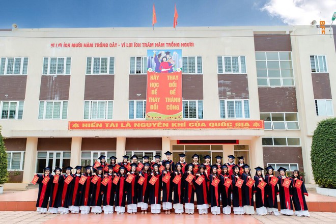 Lớp học may mắn nhất: Đang chụp ảnh kỷ yếu thì Mai Phương Thuý đi ngang qua và thế là có ảnh với hoa hậu - Ảnh 4.