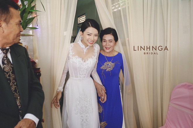 Đám cưới Phan Mạnh Quỳnh và vợ hot girl tại Nha Trang: Cô dâu khoe vòng 1 hững hờ, “cẩu lương” ngập trời - Ảnh 4.