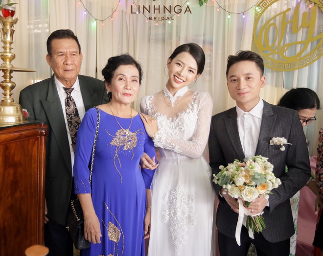 Đám cưới Phan Mạnh Quỳnh và vợ hot girl tại Nha Trang: Cô dâu khoe vòng 1 hững hờ, “cẩu lương” ngập trời - Ảnh 3.