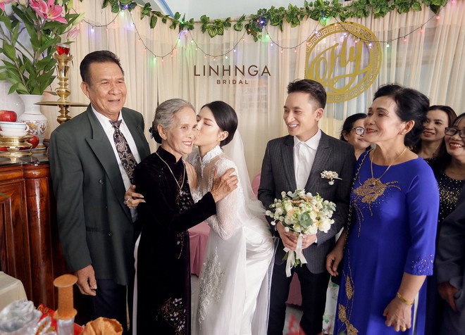 Đám cưới Phan Mạnh Quỳnh và vợ hot girl tại Nha Trang: Cô dâu khoe vòng 1 hững hờ, “cẩu lương” ngập trời - Ảnh 5.