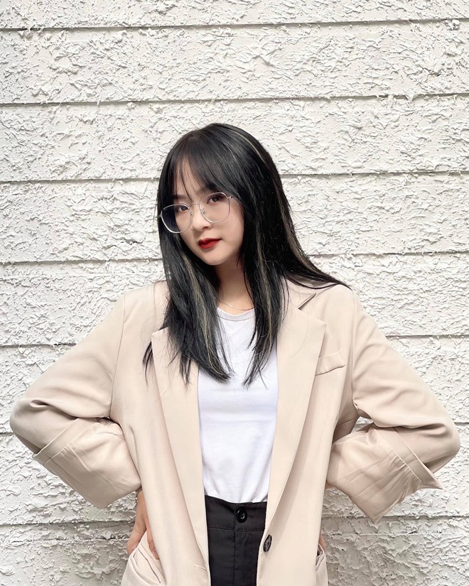 Làng streamer Việt xuất hiện một bóng hồng thế hệ mới, độ hot vượt cả MisThy, ngang ngửa Linh Ngọc Đàm với lượng follow khổng lồ trên TikTok - Ảnh 1.
