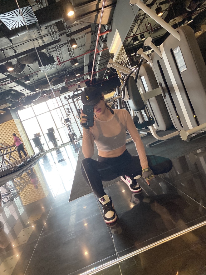 Hè sắp về, đường đua diện bikini lại nóng dần khiến chị em thi nhau kéo tới phòng gym - Ảnh 3.