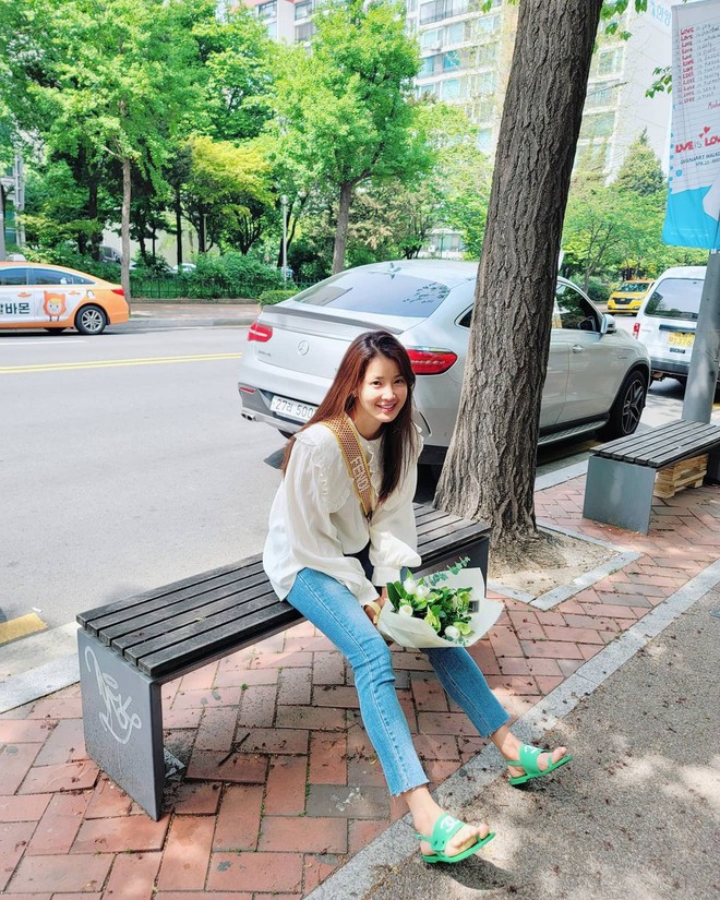 Mới sáng ra mỹ nhân Vườn Sao Băng Lee Si Young đã lên top Naver, tất cả là vì đôi dép xấu lạ nhưng giá tận 20 triệu? - Ảnh 2.