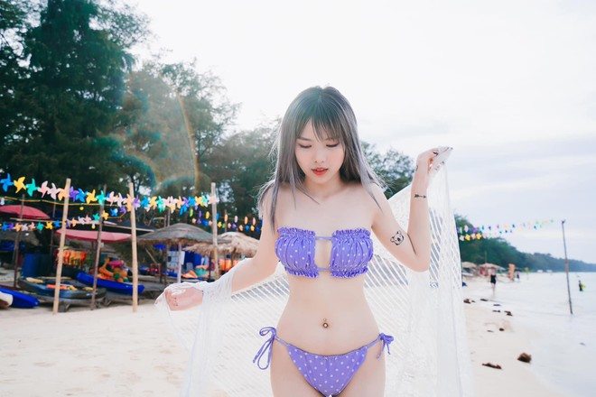 Xuýt xoa với streamer Heli A trong bộ hình bikini, khoe trọn vòng 1 căng tràn, sexy! - Ảnh 1.