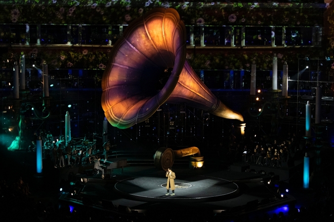 Quý ông Hà Anh Tuấn tại Veston Concert: Bật khóc trong đêm nhạc bão tố nhất sự nghiệp, gửi tặng 500 triệu để mua vaccine chống dịch - Ảnh 1.