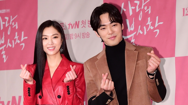 9 cặp đôi đẹp nhức nách ở phim Hàn: Kim Soo Hyun - Seo Ye Ji bao giờ công khai như Son Ye Jin nhỉ? - Ảnh 9.