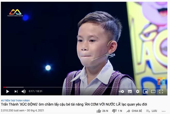 Video cậu bé HMông ăn cơm với nước lã đun sôi giúp Siêu Tài Năng Nhí đánh chiếm top trending  - Ảnh 8.