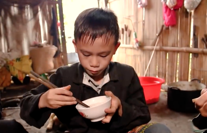 Video cậu bé HMông ăn cơm với nước lã đun sôi giúp Siêu Tài Năng Nhí đánh chiếm top trending  - Ảnh 4.