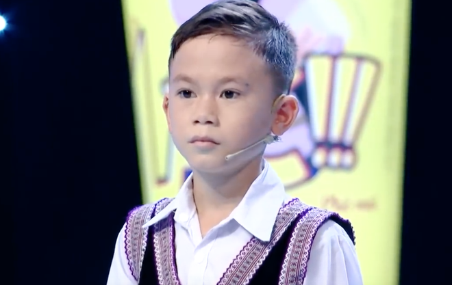 Video cậu bé HMông ăn cơm với nước lã đun sôi giúp Siêu Tài Năng Nhí đánh chiếm top trending  - Ảnh 5.