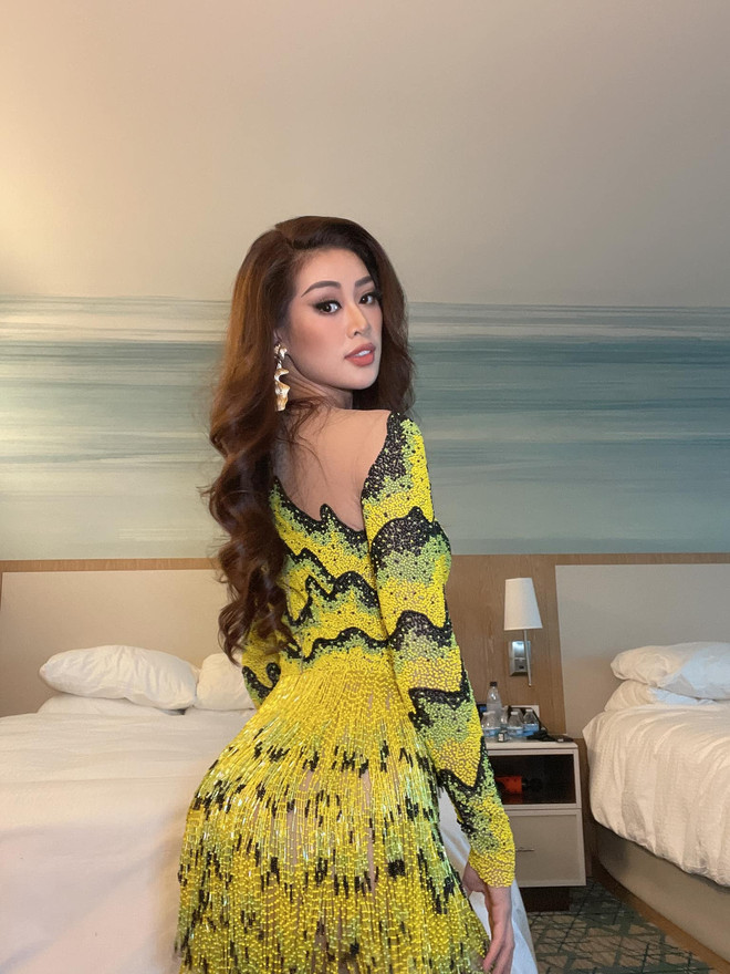 Khánh Vân diện outfit màu nổi, khẩu trang tua rua cực độc giúp nàng hậu ghi điểm, bùng nổ visual ngày 6 tại Miss Universe - Ảnh 4.