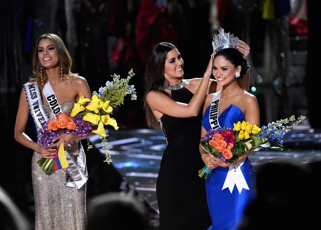 Năm Phạm Hương thi, Miss Universe từng xảy ra sự cố chấn động cả thế giới, Á hậu bật khóc trao lại vương miện cho Hoa hậu - Ảnh 2.