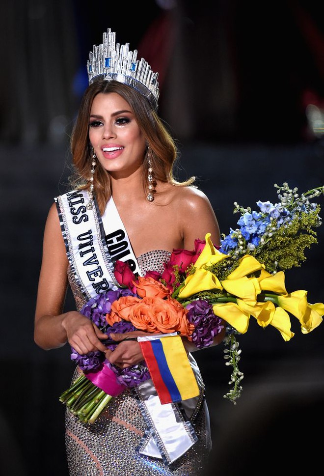 Năm Phạm Hương thi, Miss Universe từng xảy ra sự cố chấn động cả thế giới, Á hậu bật khóc trao lại vương miện cho Hoa hậu - Ảnh 6.