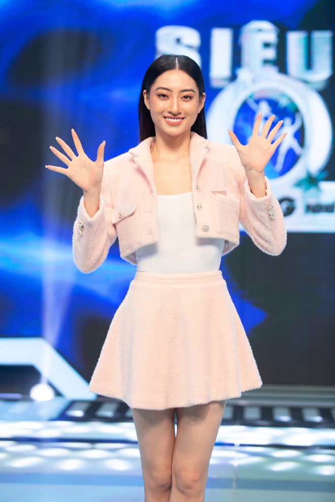 Hari Won mặc kệ váy ngắn, khoe tài đá bóng bên Hoa hậu Lương Thùy Linh - Ảnh 2.