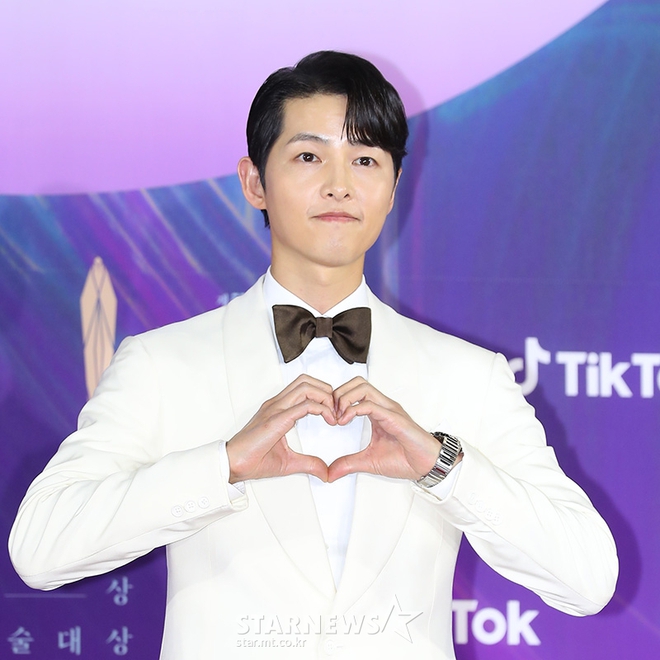 Cháu trai cổ vũ Song Joong Ki giành giải tại Baeksang 2021, nhưng lại lỡ lộ ra sự u mê với nữ thần Kpop này? - Ảnh 2.