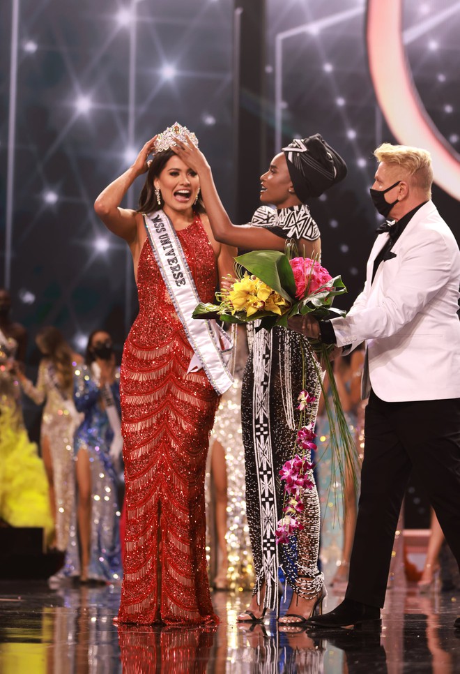 2 thái cực biểu cảm cựu và tân Miss Universe gây bão: Bên cười không khép được miệng, bên căng thẳng trao lại vương miện 115 tỷ - Ảnh 9.
