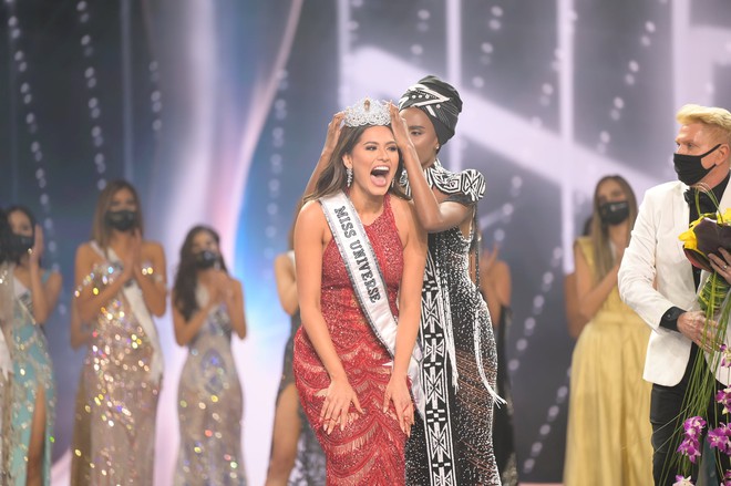2 thái cực biểu cảm cựu và tân Miss Universe gây bão: Bên cười không khép được miệng, bên căng thẳng trao lại vương miện 115 tỷ - Ảnh 12.