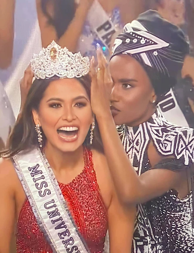 2 thái cực biểu cảm cựu và tân Miss Universe gây bão: Bên cười không khép được miệng, bên căng thẳng trao lại vương miện 115 tỷ - Ảnh 2.
