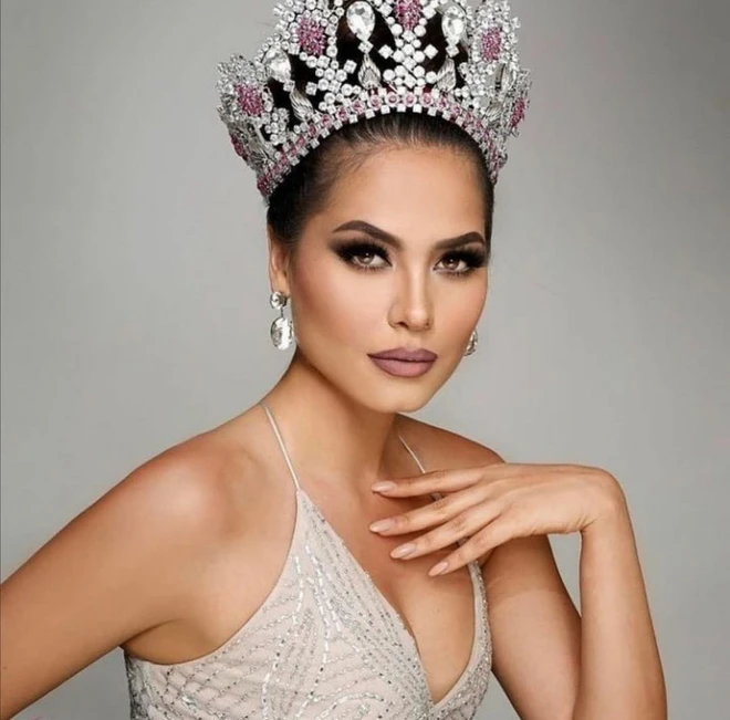 Tân Miss Universe 2020: Nàng kỹ sư máy tính với nhan sắc và body nức nở, quá khứ mất tích khó hiểu bất ngờ bị đào lại - Ảnh 5.