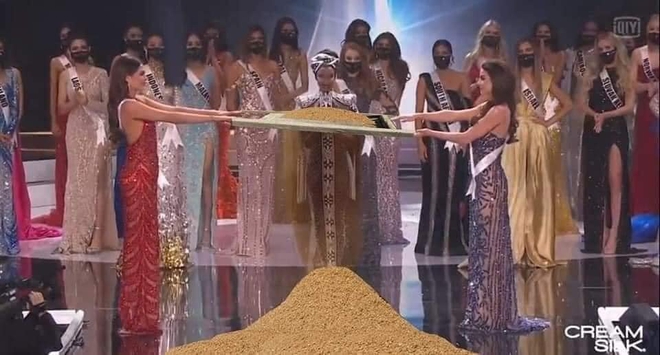 Cười lăn cười bò với loạt ảnh chế về cảnh đăng quang phiên bản giãn cách xã hội của Miss Universe 2020! - Ảnh 3.