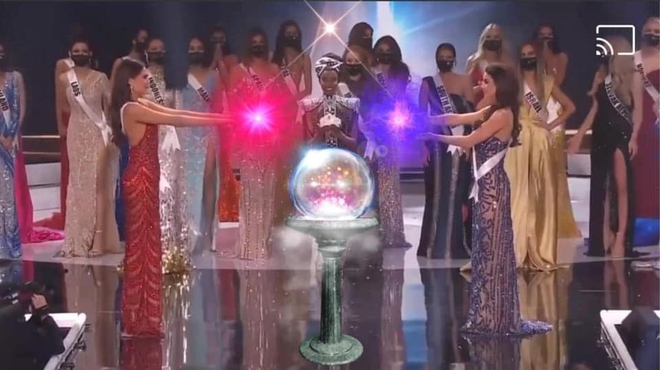 Cười lăn cười bò với loạt ảnh chế về cảnh đăng quang phiên bản giãn cách xã hội của Miss Universe 2020! - Ảnh 5.