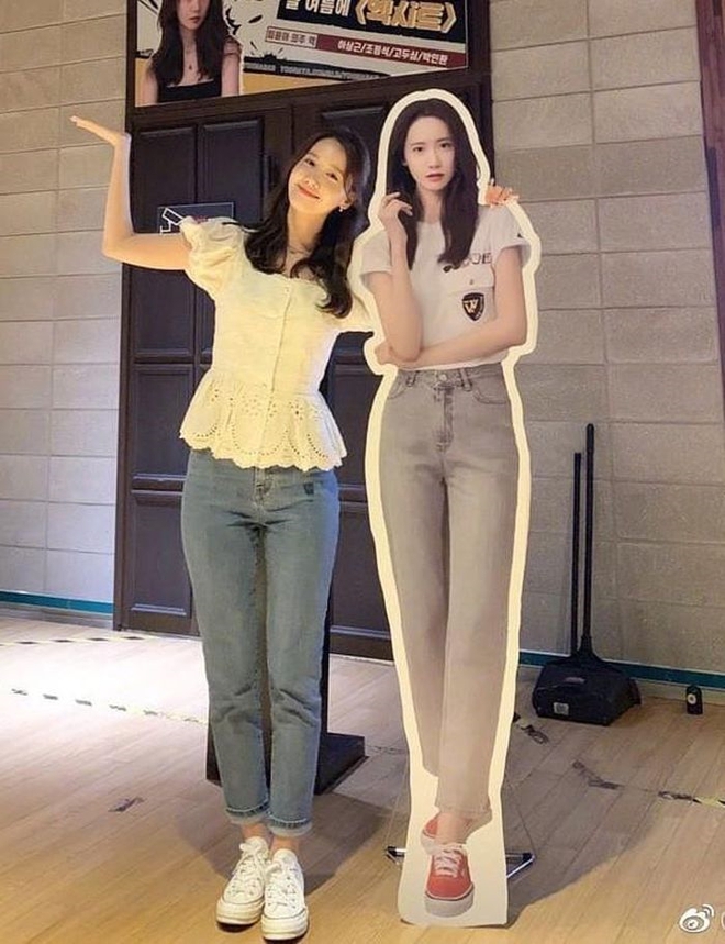 Sao Hàn đọ sắc với chính standee của mình: Seolhyun - Yoona thành huyền thoại, Suzy - Lee Min Ho cùng lộ chung khuyết điểm - Ảnh 9.