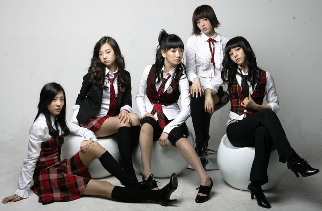 Visual lúc debut - tan rã của loạt nhóm nhạc Kpop: 2NE1 lên hương nhưng mặt Park Bom lại biến dạng, After School toàn mỹ nhân chân dài đắt giá - Ảnh 24.