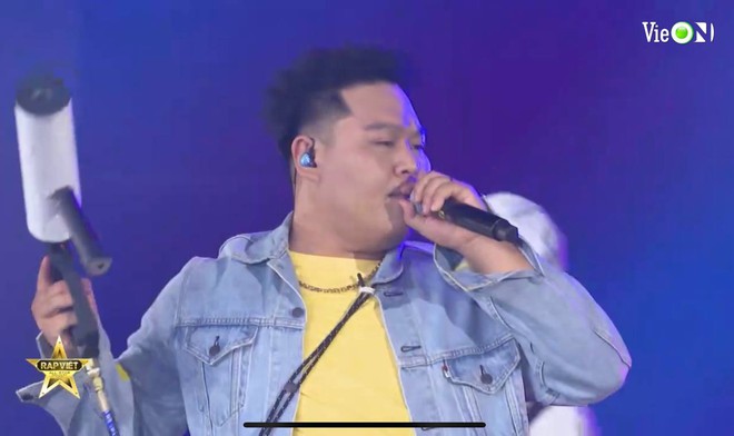 Binz chuyển style áo lông sang cho GDucky còn mình diện áo phao bí bách, trong khi MCK cởi trần ngay trên sân khấu Rap Việt Concert - Ảnh 13.