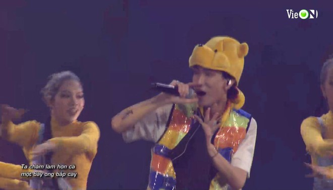 Binz chuyển style áo lông sang cho GDucky còn mình diện áo phao bí bách, trong khi MCK cởi trần ngay trên sân khấu Rap Việt Concert - Ảnh 20.