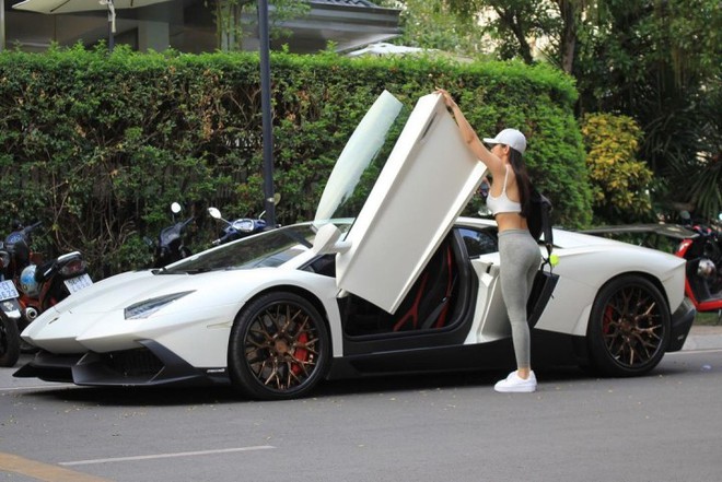 Soi siêu xe Lamborghini hơn 20 tỷ đồng của rich kid nóng bỏng nhưng kín tiếng Jessie Lương, bóng hồng duy nhất dám cầm lái trên hành trình VietRally - Ảnh 4.