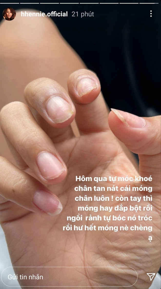 Thiếu vắng tiệm nail, salon tóc, sao Việt đành phải tự xử và kết quả thì buồn điên lên - Ảnh 3.