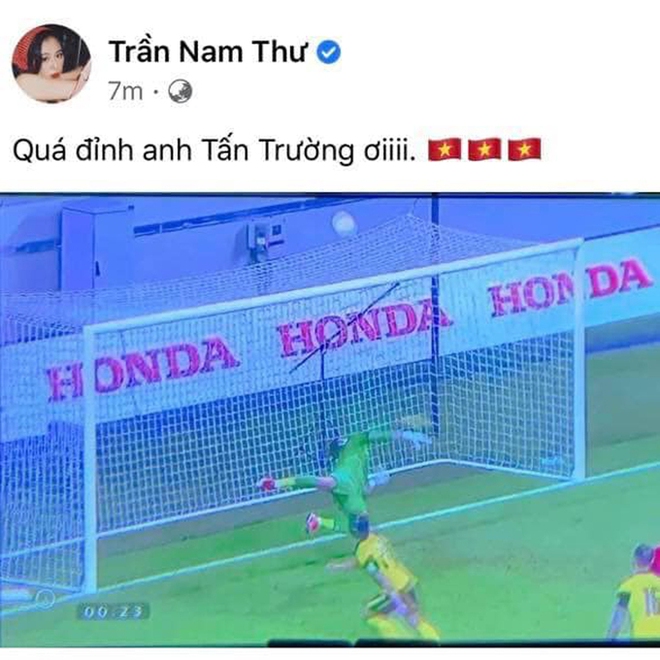 Sau trận Việt Nam thắng Malaysia, Lan Ngọc, Trương Quỳnh Anh và dàn sao nữ đồng loạt tỏ tình với 1 cầu thủ hot hit - Ảnh 7.