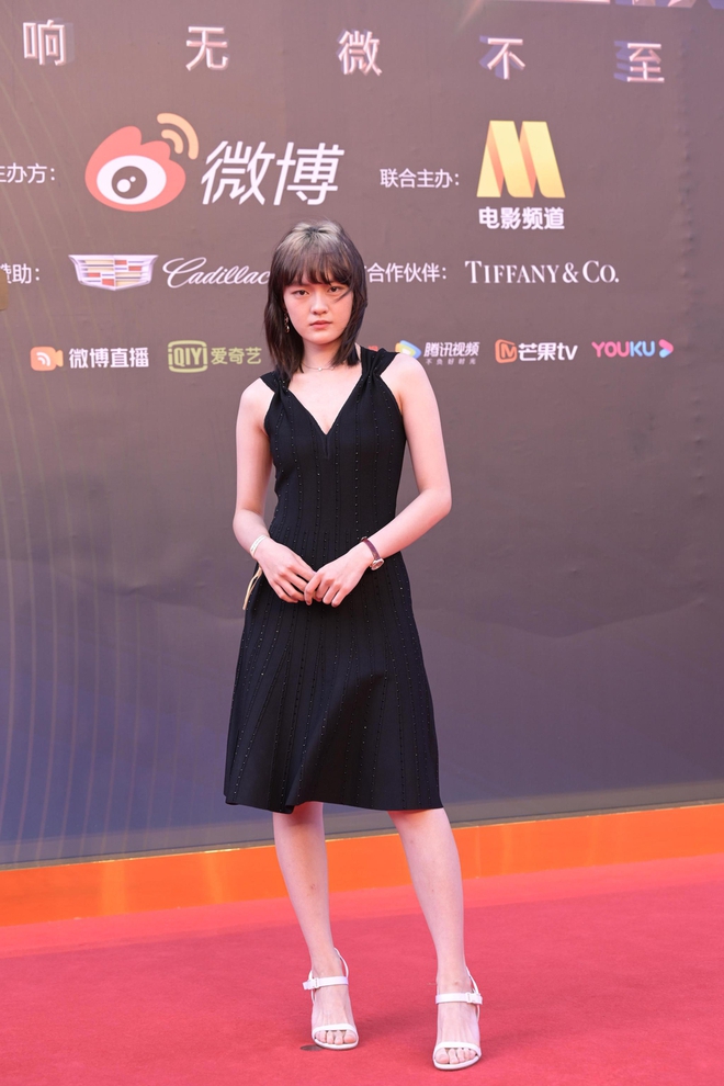 Thảm đỏ Đêm Điện ảnh Weibo: Âu Dương Na Na hoá tiên tử, đè bẹp Trương Quân Ninh già chát cùng dàn mỹ nhân - Ảnh 12.