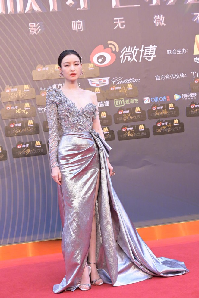 Thảm đỏ Đêm Điện ảnh Weibo: Âu Dương Na Na hoá tiên tử, đè bẹp Trương Quân Ninh già chát cùng dàn mỹ nhân - Ảnh 4.