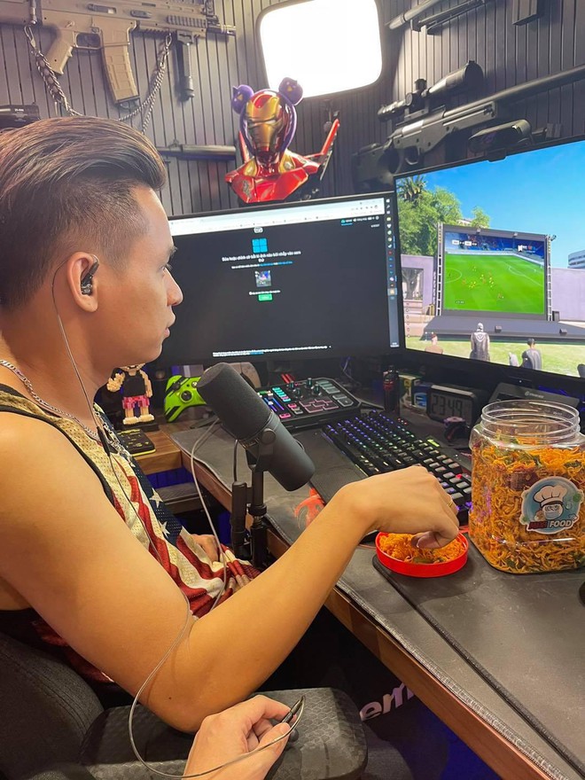 Độ Mixi, ViruSs rủ nhau xem bóng đá trong game, cổ vũ tuyển Việt Nam theo cách chuẩn sang xịn mịn, nhưng cũng không giống ai - Ảnh 1.