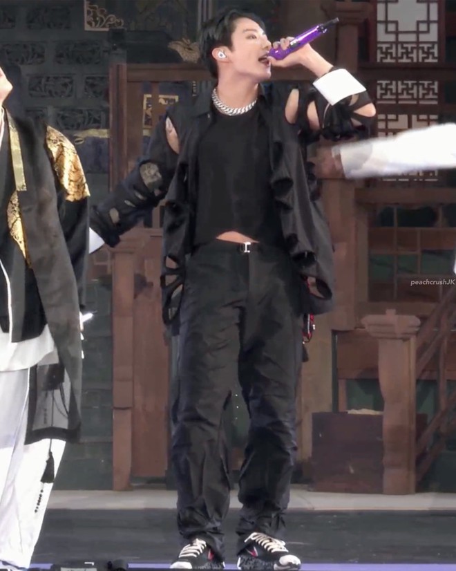 Jungkook (BTS) lần đầu lộ hình xăm cánh tay trên stage quá là bad boy, mặc crop top khoe body làm MXH nổ tung! - Ảnh 11.