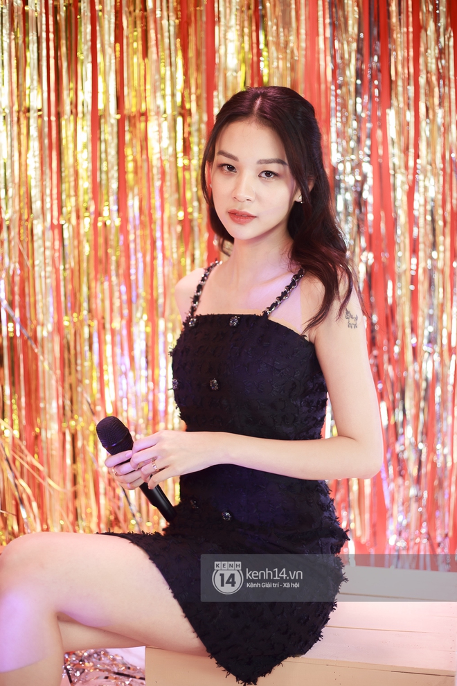 Clip độc quyền: Phí Phương Anh hát live lần đầu tiên kể từ khi làm ca sĩ, rất là xinh luôn nhưng giọng hát thế nào? - Ảnh 4.