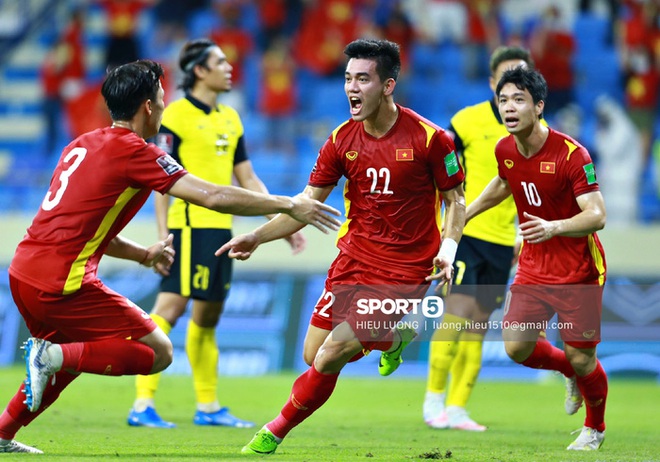 Instagram chính thức của FIFA đăng ảnh khoảnh khắc ăn mừng của đội tuyển Việt Nam, cộng đồng mạng Việt rần rần tự hào! - Ảnh 1.