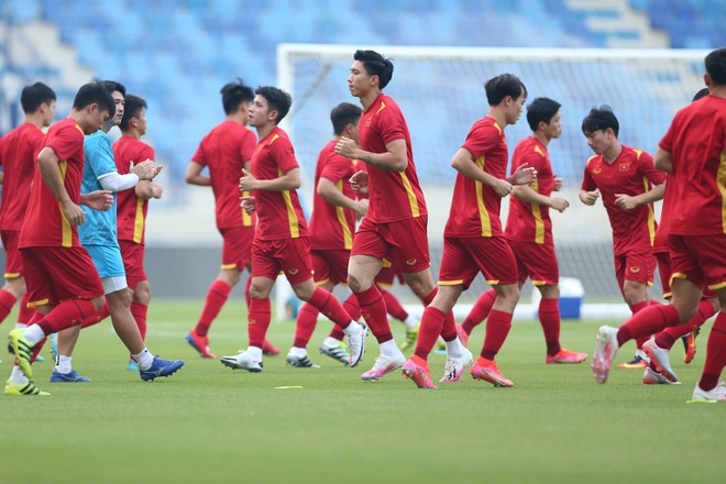 Khung hình vũ trụ điển trai của dàn cẩu thủ đội tuyển Việt Nam trước giờ ra sân, tiết lộ luôn việc đầu tiên làm sau trận đấu với UAE - Ảnh 3.